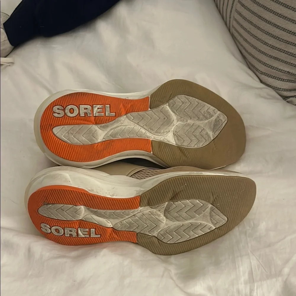 SOREL beige ceramic Explorer Defy Mid Shoe - Women's size 9.5!